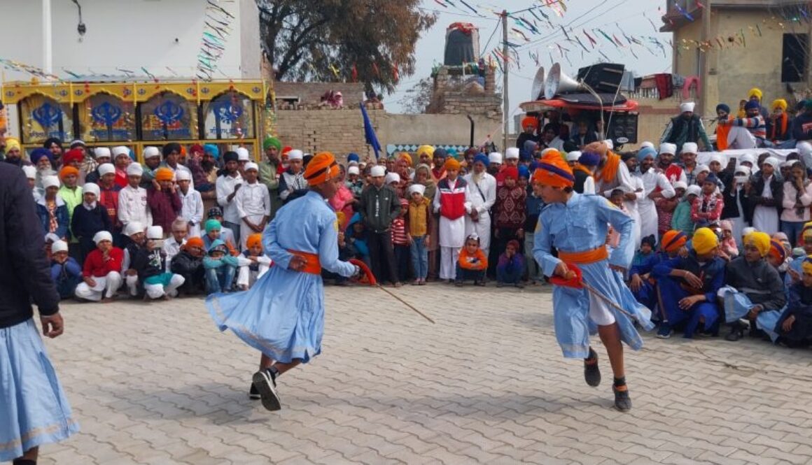ਨਗਰ ਕੀਰਤਨ ਮੌਕੇ ਗੁਰੂ ਹਰਗੋਬਿੰਦ ਪਬਲਿਕ ਸਕੂਲ ਲਹਿਰੀ ਦੀ ਗੱਤਕਾ ਪਾਰਟੀ ਨੇ ਦਿਖਾਏ ਜੌਹਰ।