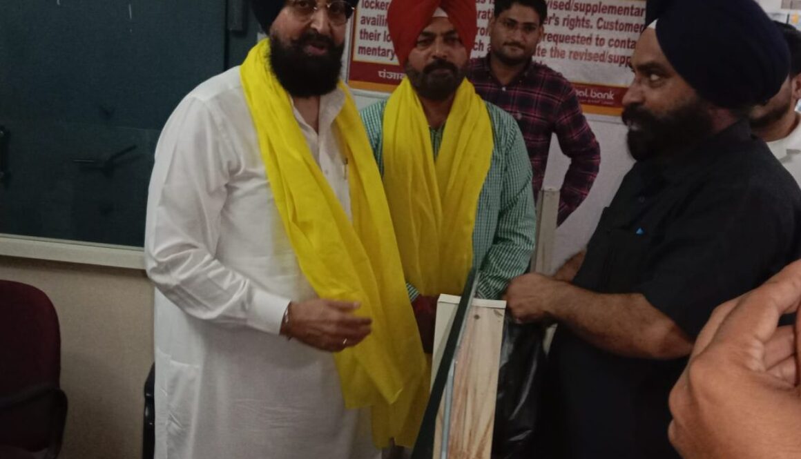 ਵਿਰੋਧੀ ਧਿਰ ਦੇ ਨੇਤਾ ਪ੍ਰਤਾਪ ਸਿੰਘ ਬਾਜਵਾ ਦਾ ਪੰਜਾਬ ਨੈਸ਼ਨਲ ਬੈਂਕ ਹਰਚੋਵਾਲ ਵਿਖੇ ਪਹੁੰਚਣ ਤੇ ਸਟਾਫ ਵੱਲੋਂ ਕੀਤਾ ਗਿਆ ਨਿੱਘਾ ਸਵਾਗਤ।