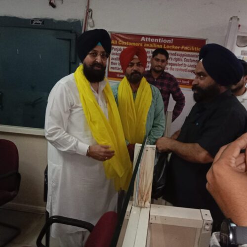 ਵਿਰੋਧੀ ਧਿਰ ਦੇ ਨੇਤਾ ਪ੍ਰਤਾਪ ਸਿੰਘ ਬਾਜਵਾ ਦਾ ਪੰਜਾਬ ਨੈਸ਼ਨਲ ਬੈਂਕ ਹਰਚੋਵਾਲ ਵਿਖੇ ਪਹੁੰਚਣ ਤੇ ਸਟਾਫ ਵੱਲੋਂ ਕੀਤਾ ਗਿਆ ਨਿੱਘਾ ਸਵਾਗਤ।