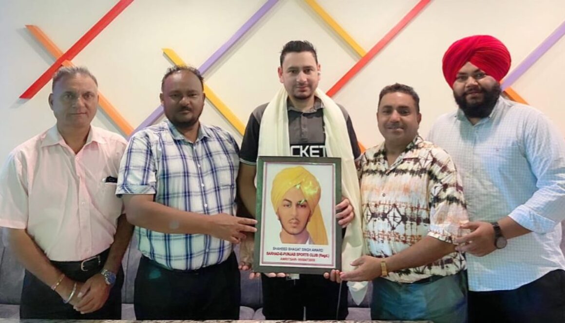 International hockey player Bikramjit ‘Kaka’ receives the Shaheed Bhagat Singh Award.ਕੌਮਾਂਤਰੀ ਹਾਕੀ ਖਿਡਾਰੀ ਬਿਕਰਮਜੀਤ ‘ਕਾਕਾ’ ਨੂੰ ਮਿਿਲਆ ਸ਼ਹੀਦ ਭਗਤ ਸਿੰਘ ਐਵਾਰਡ