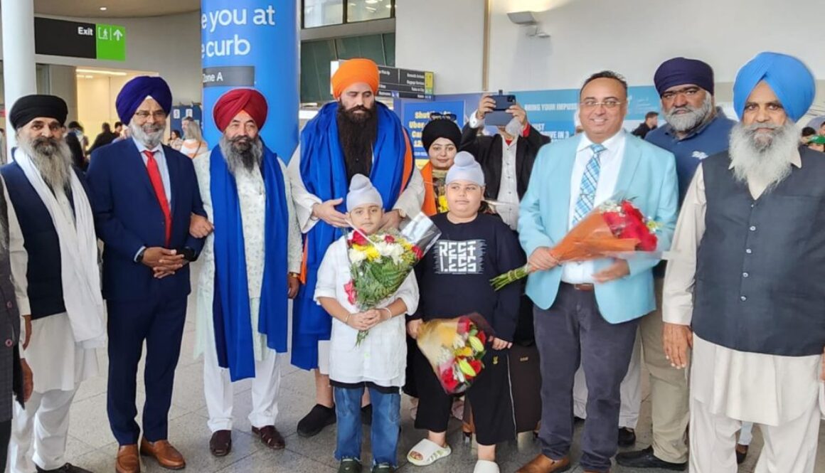 Jathedar Daduwal Ji received a warm welcome from the sangat at New York Airport. ਜਥੇਦਾਰ ਦਾਦੂਵਾਲ ਜੀ ਦਾ ਅਮਰੀਕਾ ਪੁੱਜਣ ਤੇ ਨਿੱਘਾ ਸਵਾਗਤ