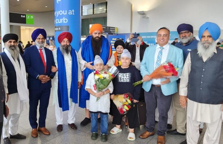 Jathedar Daduwal Ji received a warm welcome from the sangat at New York Airport. ਜਥੇਦਾਰ ਦਾਦੂਵਾਲ ਜੀ ਦਾ ਅਮਰੀਕਾ ਪੁੱਜਣ ਤੇ ਨਿੱਘਾ ਸਵਾਗਤ