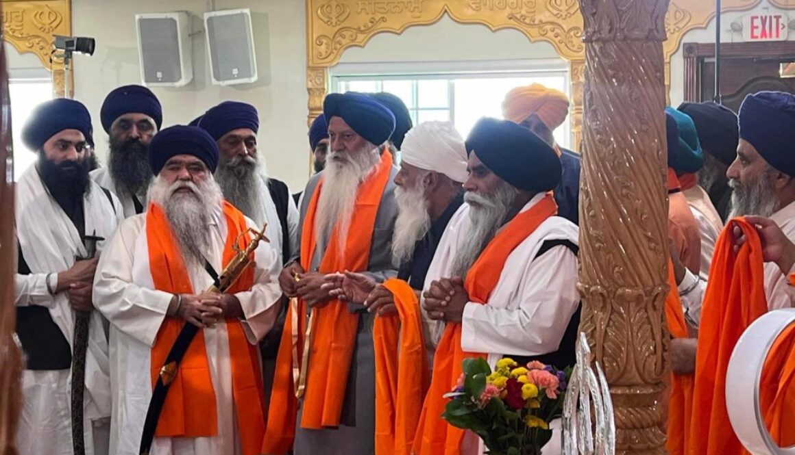 Damdami Taksal chief Sant Giani Harnam Singh Khalsa honored with a gold medal by Sikh congregations in America.