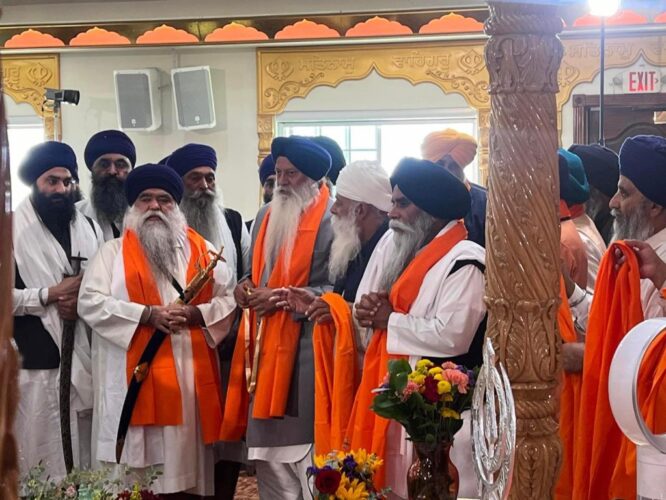 Damdami Taksal chief Sant Giani Harnam Singh Khalsa honored with a gold medal by Sikh congregations in America.