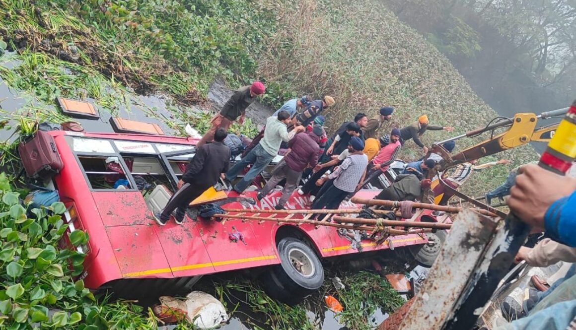 “Bus Falls into Drain at Jeevan Singh Wala: 8 Dead, Many Injured”