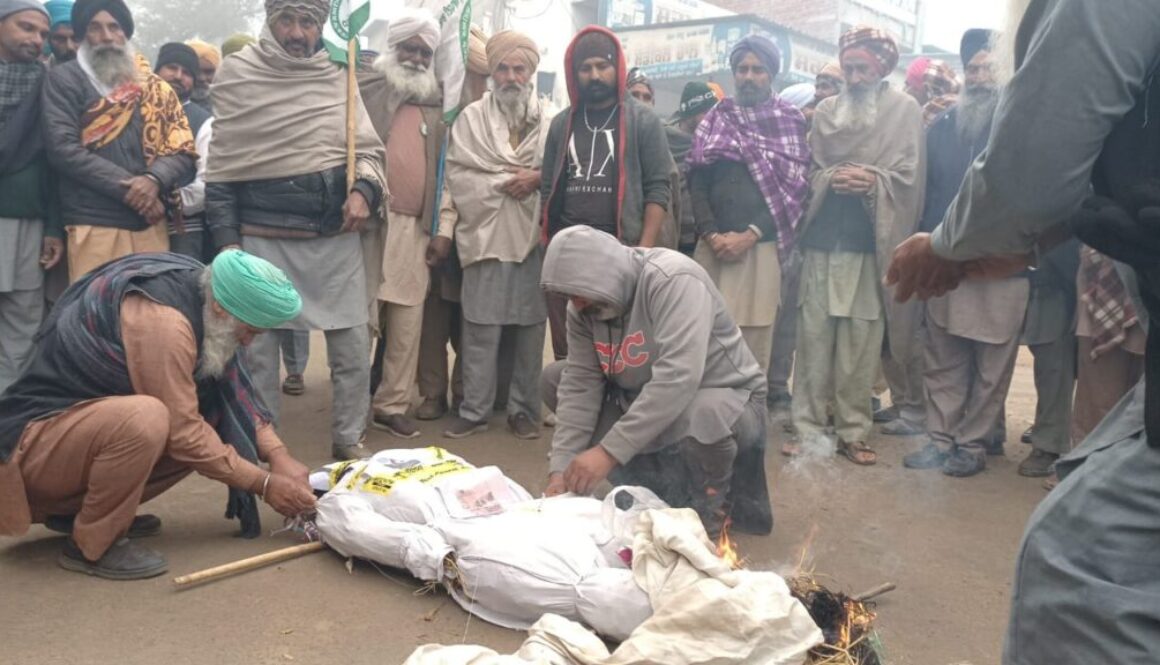 “BKU Ekta Sidhu Pur Leaders Burn Effigies of Prime Minister and Amit Shah in Towns and Villages”
