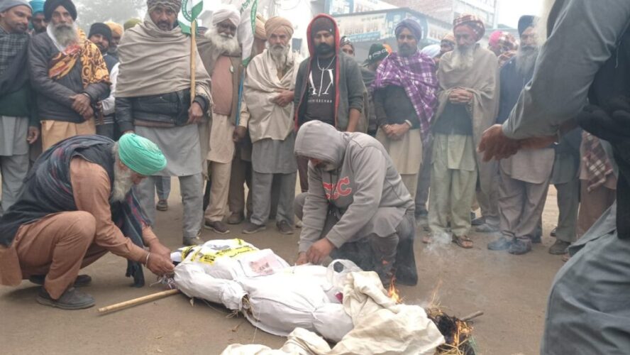 “BKU Ekta Sidhu Pur Leaders Burn Effigies of Prime Minister and Amit Shah in Towns and Villages”