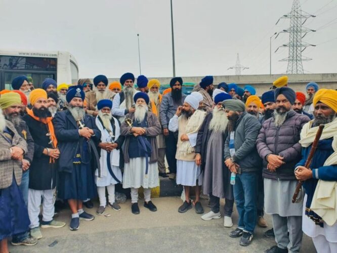 “Jatha Led by Singh Sahib Bhai Jasvir Singh Khalsa Stopped Near Kharar”