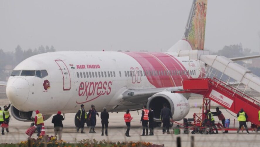 Chaos on Bengaluru-Varanasi Flight: Passenger Attempts to Open Cockpit, 9 Held by CISF