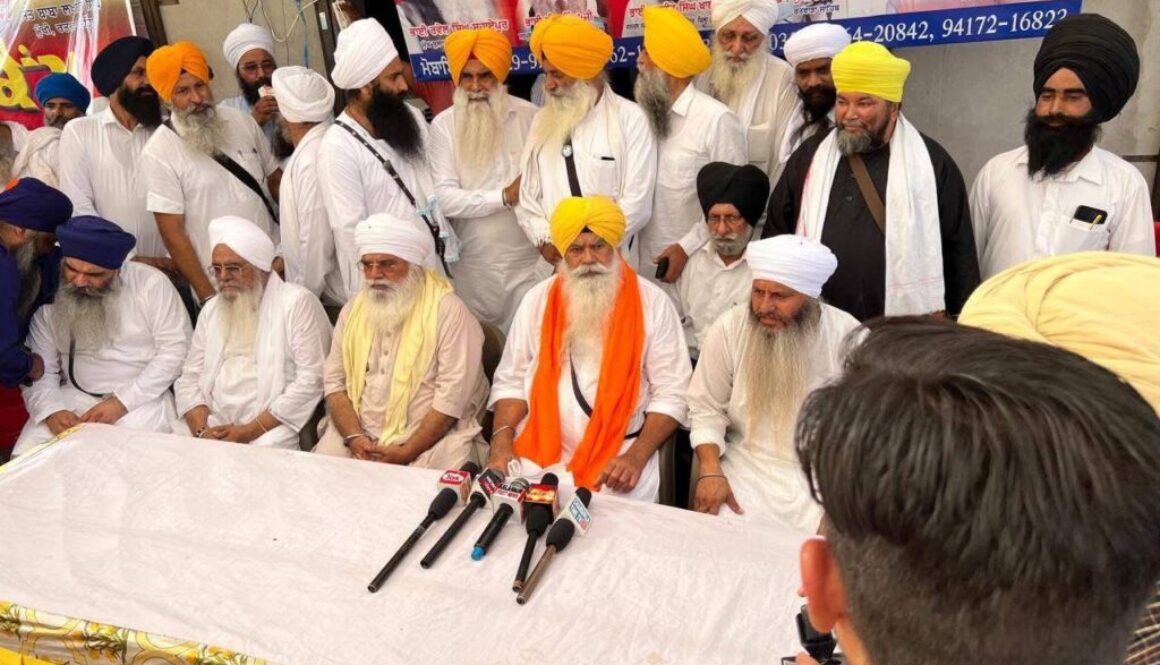 Panthak Akali Lehar honors and provides financial assistance to Granthi Singhs from over 50 flood-affected villages.