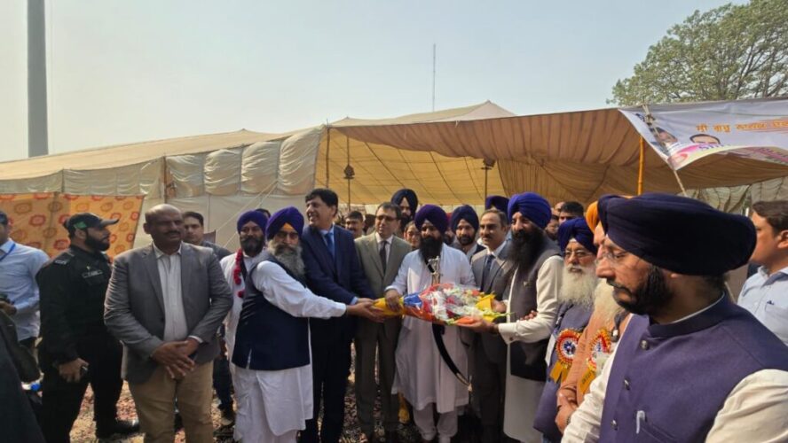 Sri Akal Takht Jathedar Giani Kuldip Singh Gurgaj arrives in Pakistan via Wagah Border