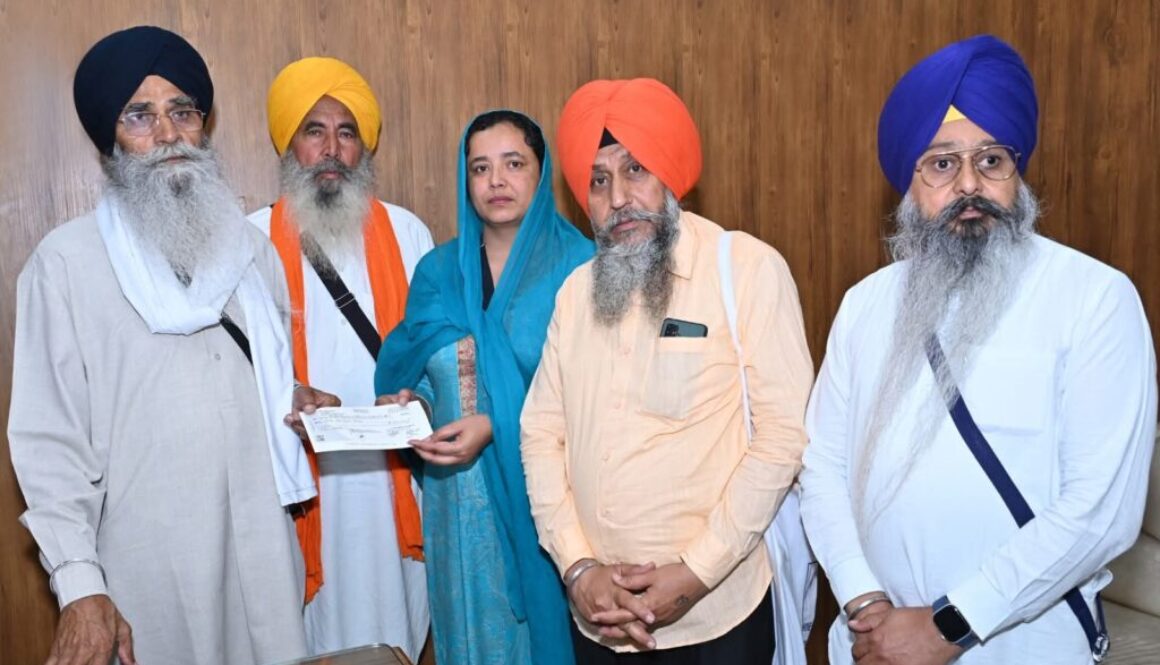 SGPC Gives Rs 15 Lakh Aid to Pingalwara Amritsar | Advocate Harjinder Singh Dhami Hands Over Cheque