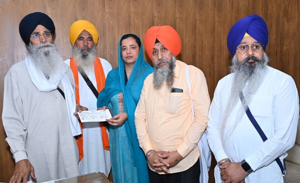 SGPC Gives Rs 15 Lakh Aid to Pingalwara Amritsar | Advocate Harjinder Singh Dhami Hands Over Cheque