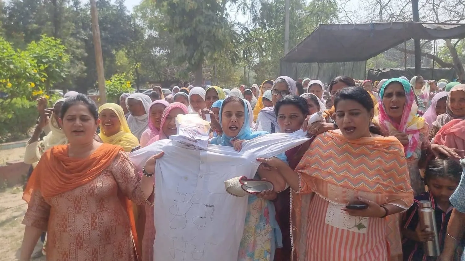 SAD Istri Wing Burns CM Bhagwant Mann Effigy in Ludhiana Over Remarks on Women