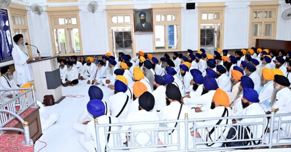 Advocate Dhami Holds Meeting with Dhadis and Kavishars
