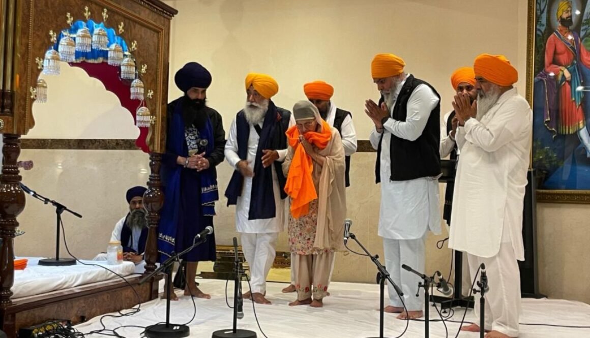 Bibi Charanjit Kaur honoured with a siropa