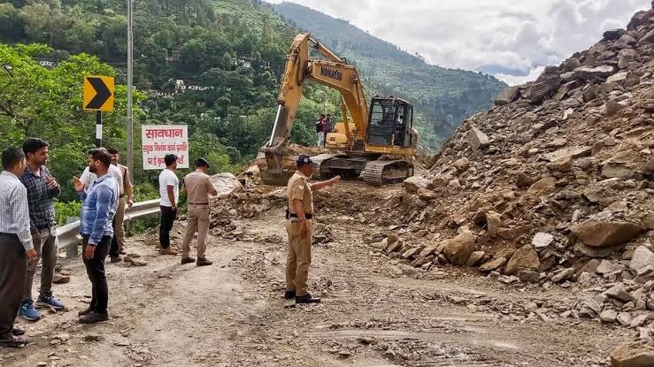 Heavy rains wreak havoc in Uttarakhand, stones fall on Badrinath-Kedarnath road, many vehicles get stuck