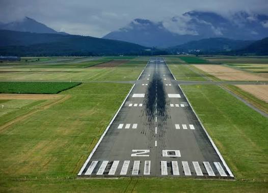 Two planes landed on the same runway! They came face to face, causing chaos at Mumbai airport