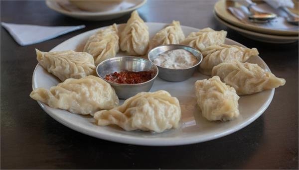 2 students die after eating momos, there is a commotion in the school hostel, family members are in shock