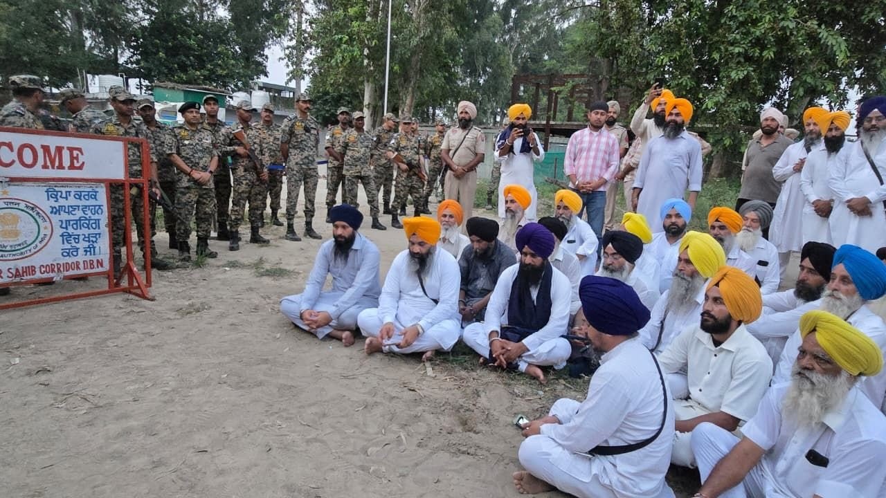 Sikh Jatha led by Jathedar Gargajj stopped before the Zero Line; prayers offered for the early opening of the Sri Kartarpur Sahib Corridor