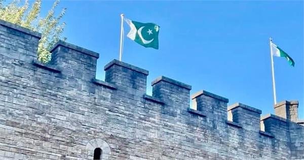 Pakistan flag on British fort! Controversy arises