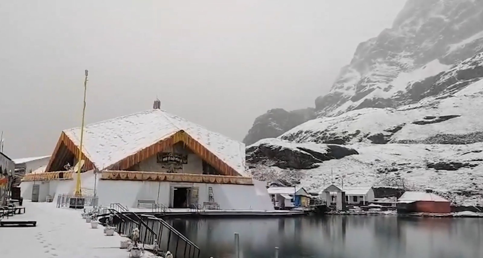 Heavy snowfall at Gurdwara Sri Hemkunt Sahib; pilgrimage suspended for two days