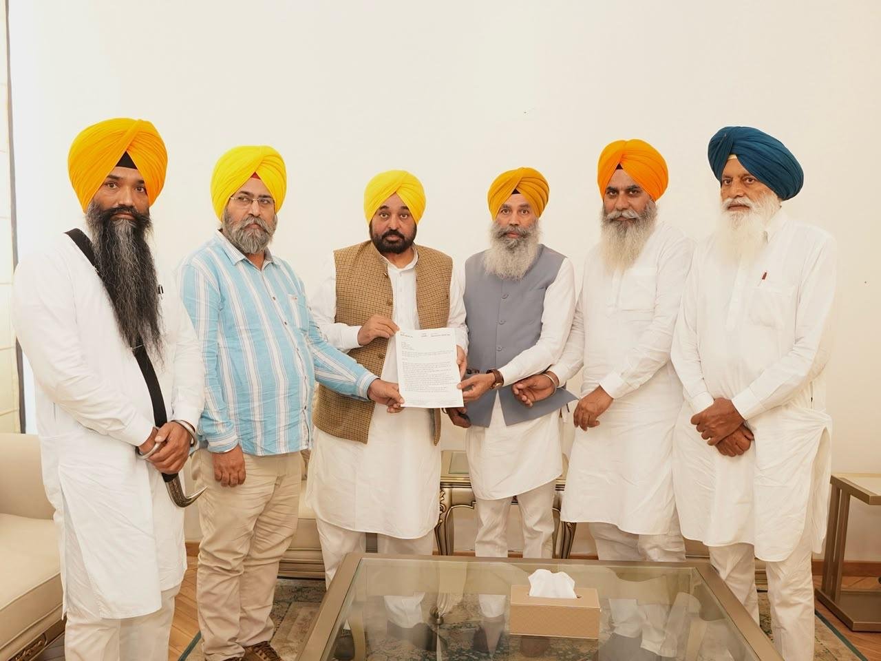 A five-member delegation of the Shiromani Akali Dal (Revivalist) held a crucial meeting with the Punjab Chief Minister; demanded an SIT probe into the Anandpur Sahib incident within 15 days