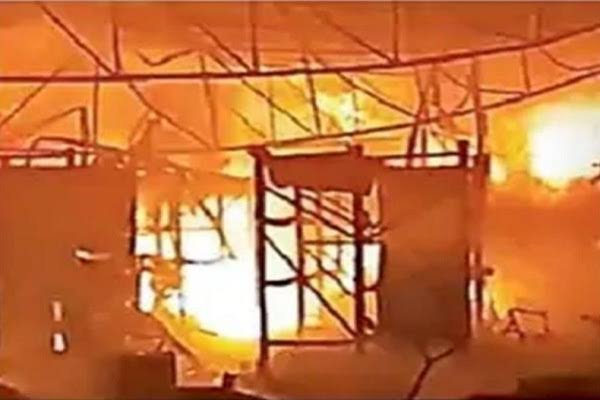 Major incident near the Radha Soami Satsang Ghar! Massive fire breaks out in a warehouse spanning 2,000 square yards